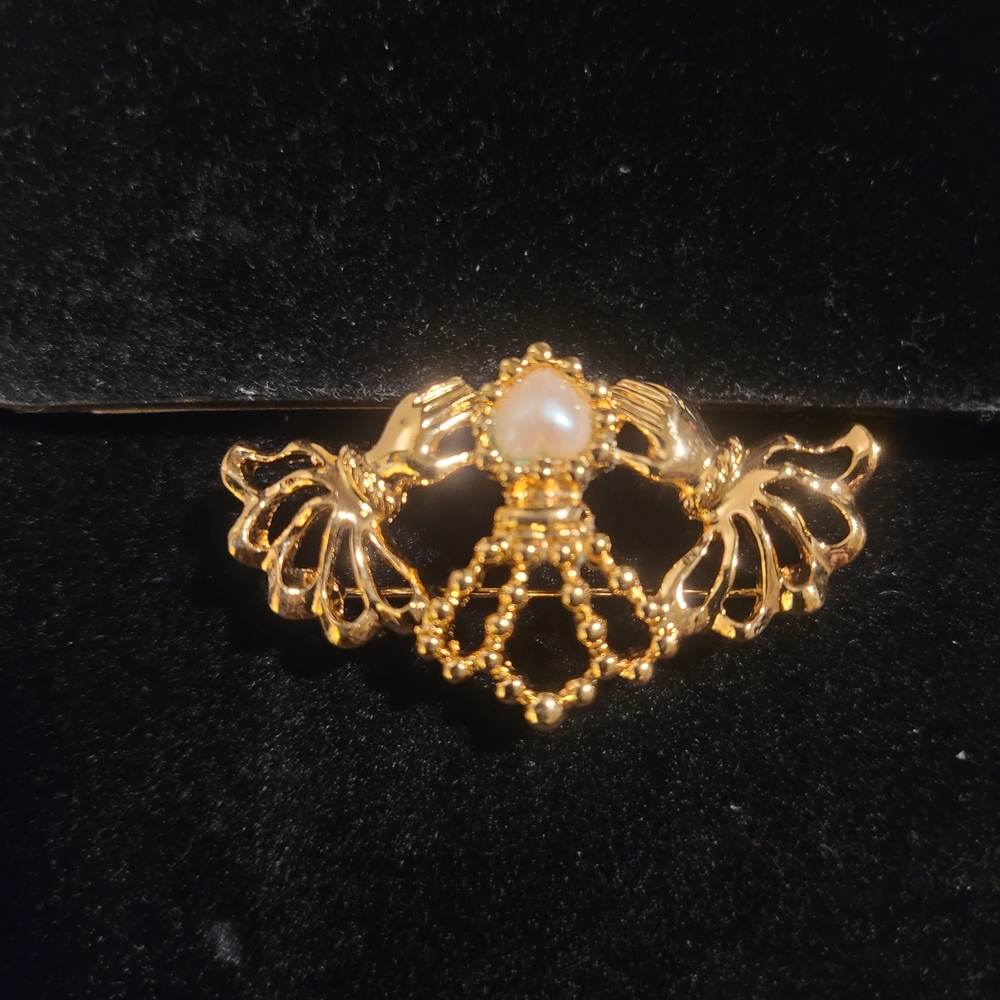 Avon Vintage Gold Tone and Faux Pearl Brooch